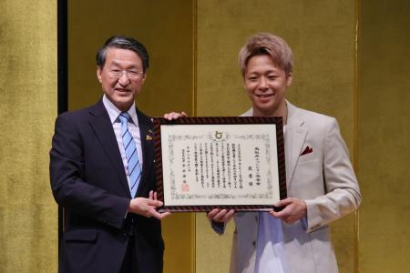 とっとりふるさと大使 武尊さんへ「鳥取県チャンピオ とっとりふるさと大使 武尊さんへ「鳥取県チャンピオ