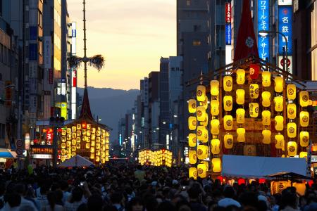 京都・四条室町で、祇園祭の宵山を涼しく優雅に愉しむ