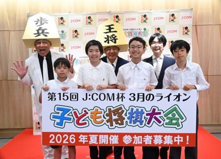 錦鯉・豊島将之九段と子どもたちが将棋ケーキでお祝い