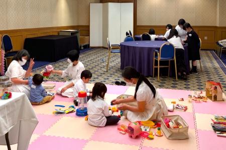 【ポピンズ】永年勤続表彰式の会場で託児サービスを提