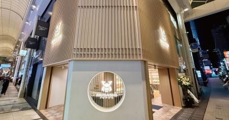 戎橋筋商店街と法善寺表参道、その交差点に立ち上がる