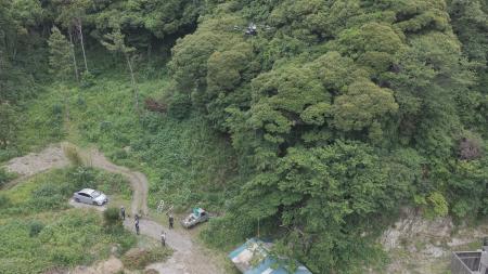 ドローンで伐採木を直接吊り上げ運搬、鎌倉市で高木特