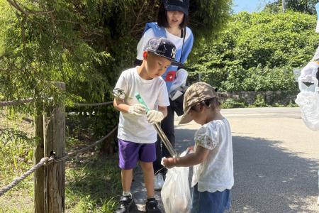 愛犬家が集う舞鶴公園で広報犬と清掃活動を実施｜福岡