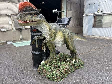 大人気「恐竜ライド」に4種類目の新恐竜！トサカが特