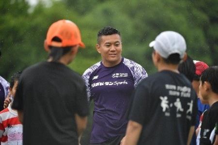 現役ラグビー選手・岸岡智樹氏が原点の花園で教室開幕