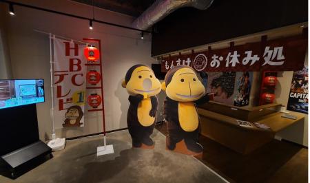 札幌・狸小路の「狸COMICHI」2階に「HBCもんすけ お休