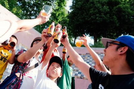 子どもも大人も多世代で乾杯！狭山市駅前が幻想的な空