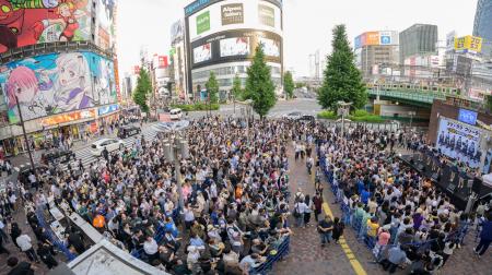佐久間宣行プロデュースアイドル「ラフ×ラフ」新宿駅