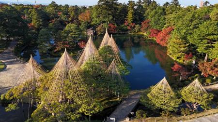 季節に応じた兼六園などのドローン映像を番組などの素 季節に応じた兼六園などのドローン映像を番組などの素