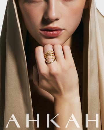 ＜AHKAH / アーカー＞ 揺らめく炎の美しさを、モダン