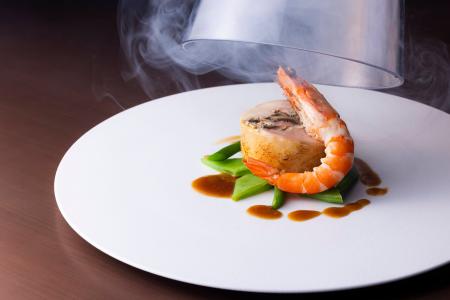 最上階レストラン「燻製キッチン KUNSEI」がモダンビ