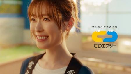 銭湯で桶をたたいて「おそ松さん」と歌って踊る福原遥