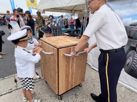 自衛隊岡山地方協力本部、熱中症対策に手のひら冷却「 自衛隊岡山地方協力本部、熱中症対策に手のひら冷却「