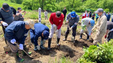 水源涵養を通じた水資源保全と地域共生の推進をめざし 水源涵養を通じた水資源保全と地域共生の推進をめざし