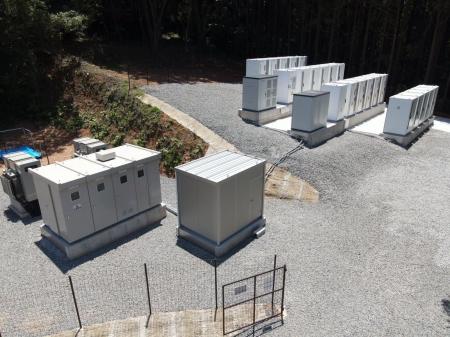 福岡県宮若市にて手がけた系統用蓄電池が竣工。自社に 福岡県宮若市にて手がけた系統用蓄電池が竣工。自社に