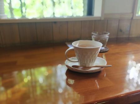 窓から差し込む光とコーヒーカップ。心地よい時間...