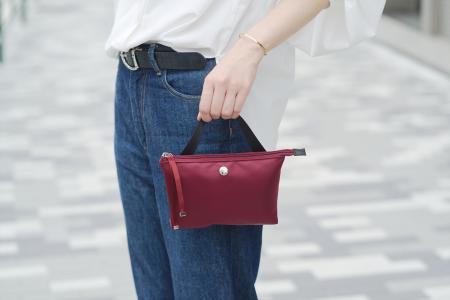 「ポーチ以上、バッグ未満」 必要なものだけをスマー