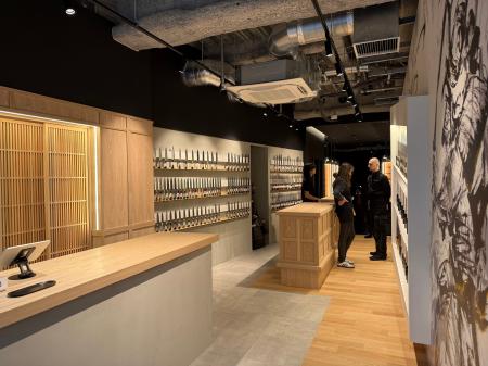 伝統と革新が、店内を二分する。包丁の見せ方を再定義 伝統と革新が、店内を二分する。包丁の見せ方を再定義