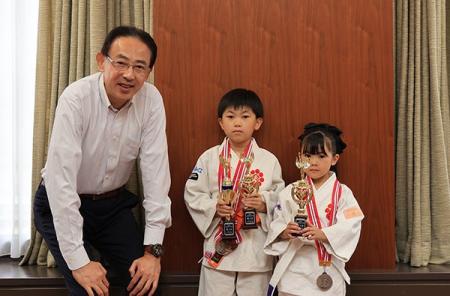 高槻市立芝生小3年生の田中結さんと1年生の莉彩さんが