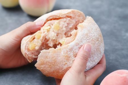 【もちもち食感の桃スイーツパン】「バゲットラビット 【もちもち食感の桃スイーツパン】「バゲットラビット
