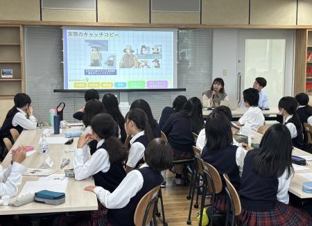 酷暑から学生を守るべく、授業参加者85名に日傘を贈呈