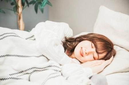 約7割が“寝苦しさ”で快眠の妨げに！？「寝汗」「ムレ