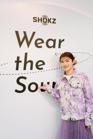 井上咲楽さんがShokzの新イヤーカフ型イヤホンを体験