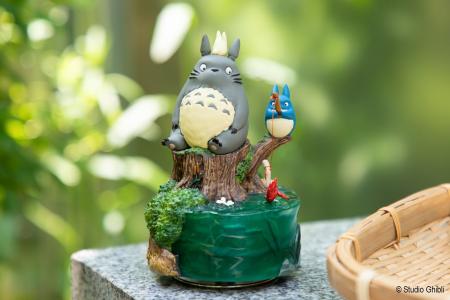 トトロたちが池のほとりで釣りを楽しむ様子を表現した