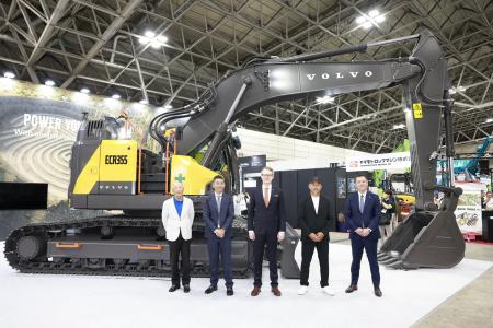 ボルボ建機、新型36tクラスの小旋回油圧ショベル「ECR