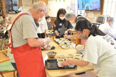 【夏休み特別企画】小学生が介護現場へ!高齢者との交 【夏休み特別企画】小学生が介護現場へ!高齢者との交