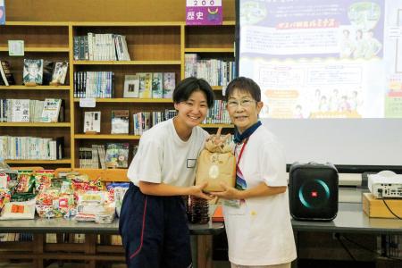 中学校でフードドライブ寄贈式 生徒が呼びかけや検品 中学校でフードドライブ寄贈式 生徒が呼びかけや検品