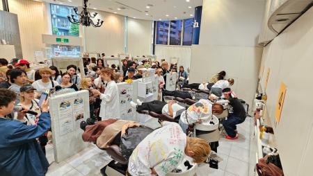 入社数か月の新人美容師190人が挑戦　20年以上続く「