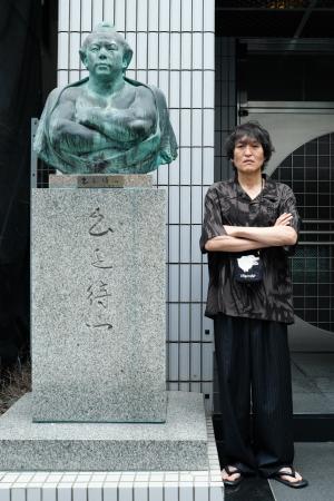 『BUENA VISTA』が第58代横綱『千代の富⼠』とのコラ 『BUENA VISTA』が第58代横綱『千代の富⼠』とのコラ