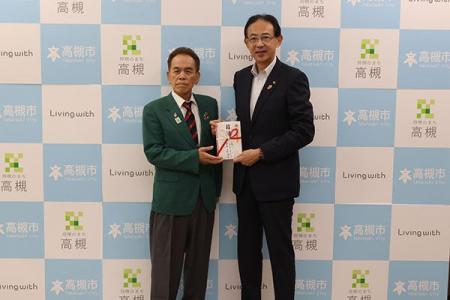 高槻グリーンライオンズクラブが高槻産木材を使ったベ
