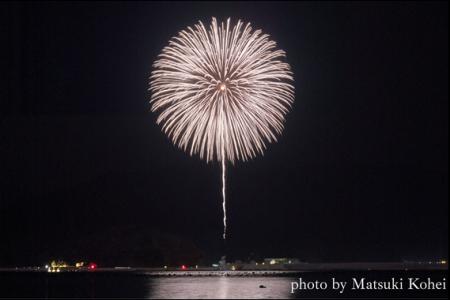 【釜石の空に祈りを繋ぐ鎮魂と復興の花火「白菊」、7