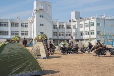 【放課後の校庭がキャンプ場に!?】箕面自由学園で「 【放課後の校庭がキャンプ場に!?】箕面自由学園で「