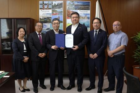生協6グループが共同策定した提言を農林水産省山本政 生協6グループが共同策定した提言を農林水産省山本政