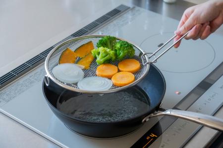 【新サイズ登場！】麺の湯切りや蒸し料理に便利な「す