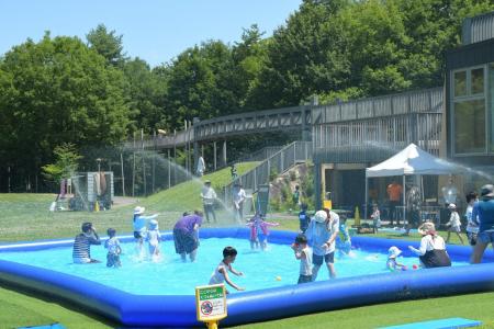 夏を先取り！　川遊び・大型プール遊びを先行、解禁！