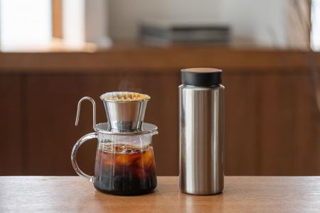 カフェの「グランデサイズ」をそのまま持ち歩く。“お