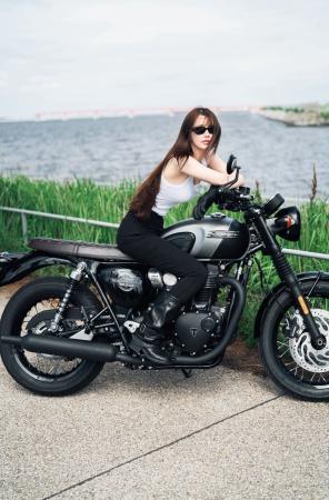 ダレノガレ明美さん　Triumph Bonneville T120 Black