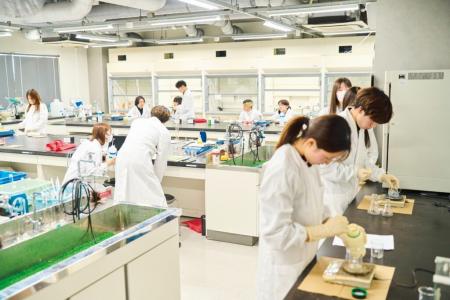 甲南大学フロンティアサイエンス学部は女子学生utf-8
