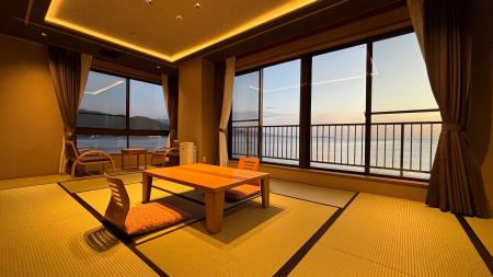 【夏空に咲く大輪の華】夏の海水浴シーズンは熱海温泉