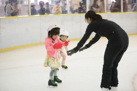 【SBI損保】「夏休み特別スケート教室」に協賛、滑走