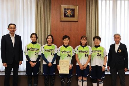 高槻市内のソフトボールチームが全国大会出場を市長に