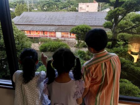 この夏、旅館が美術館になる。親子で楽しむ「館内アー
