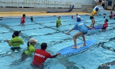 プールで「初めて立てる」体験を。子どもたちの挑戦を