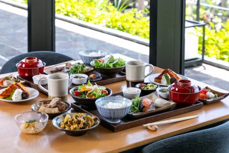 海の見える日本料理「シラカチ 炉端」で朝食営業を開