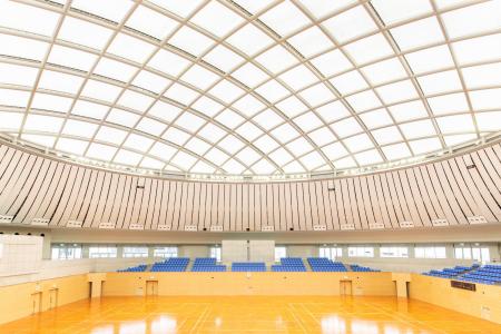 軽量な膜天井への改修で地震時の安全性とデザイン性を 軽量な膜天井への改修で地震時の安全性とデザイン性を