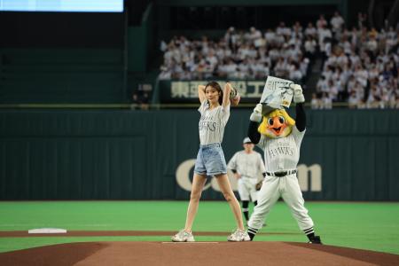 “大観衆の東京ドームで全力投球!” 貴島明日香、「鷹 “大観衆の東京ドームで全力投球!” 貴島明日香、「鷹